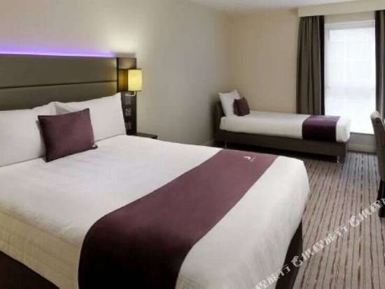 Фото Premier Inn London Hendon - The Hyde