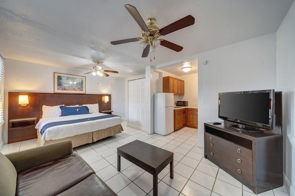 Фото Hollywood Beach Swan