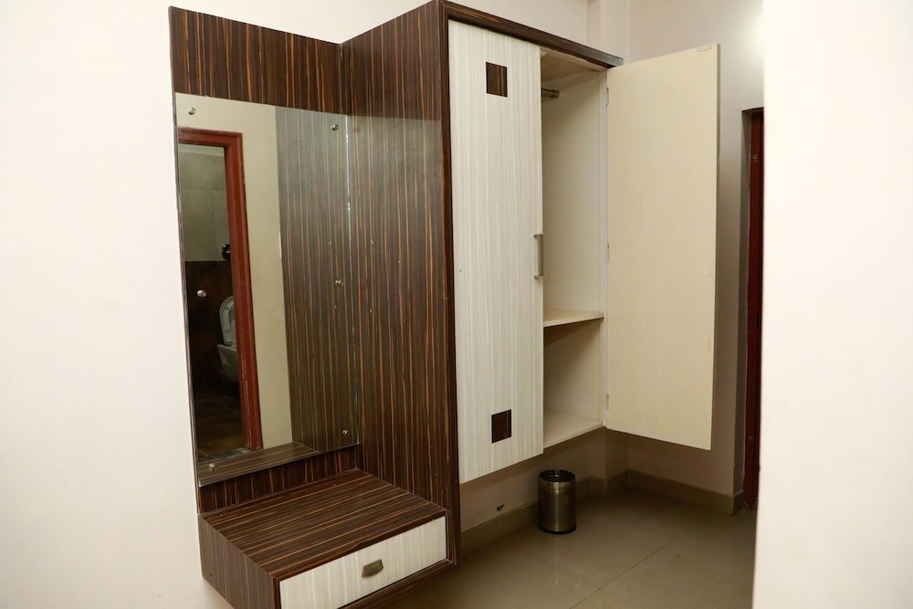 Фото Hotel Parth Residency