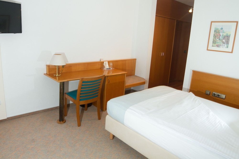 Фото Hotel und Gasthof Zum Hirsch