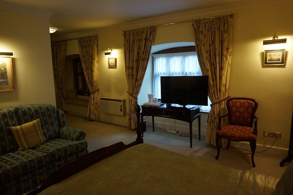 Фото Moresby Hall