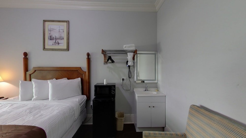 Фото Warfield Hotel