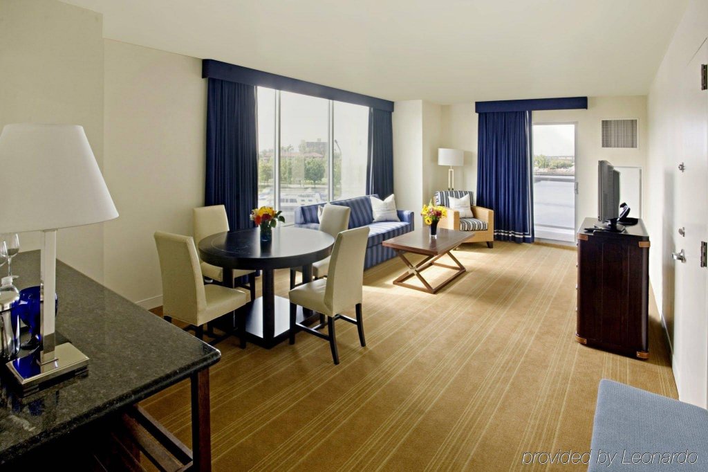 Фото University Plaza Waterfront Hotel