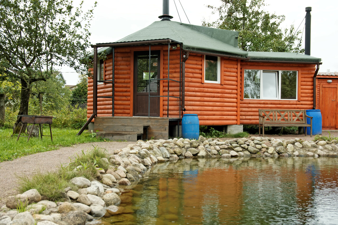 Дом в горелово с баней у пруда