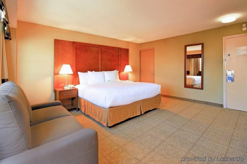 Фото Holiday Inn Express Washington Dc N-Silver Spring, an Ihg Hotel