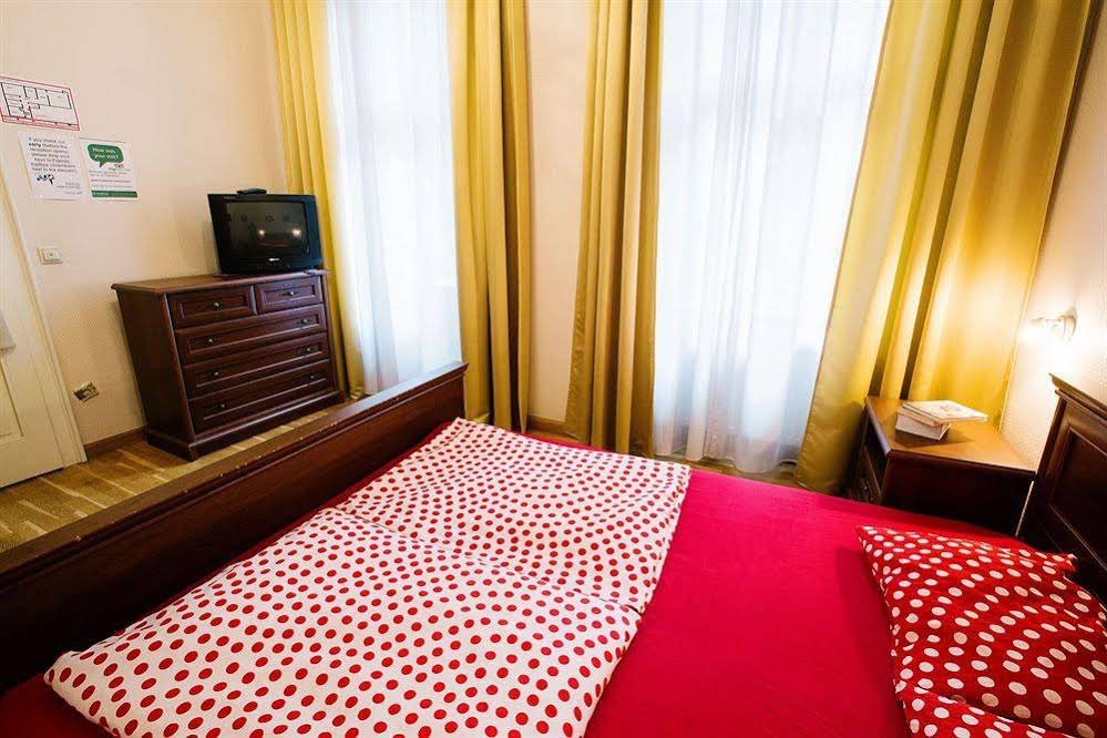 Фото Friends Hostel and Apartments Budapest