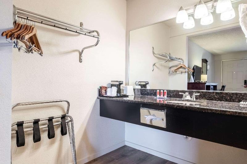 Фото Econo Lodge Near Bellevue Square