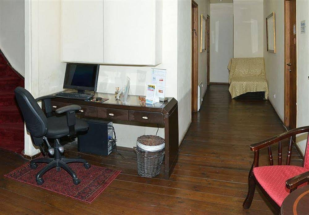 Фото The Colony Hotel