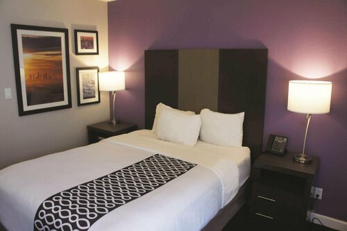 Гостиница La Quinta Inn & Suites by Wyndham Pomona в Помоне