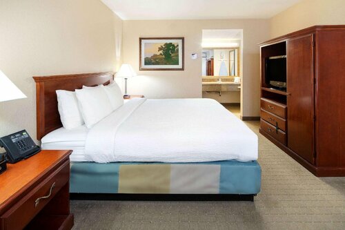 Гостиница La Quinta Inn & Suites by Wyndham Thousand Oaks-Newbury Park