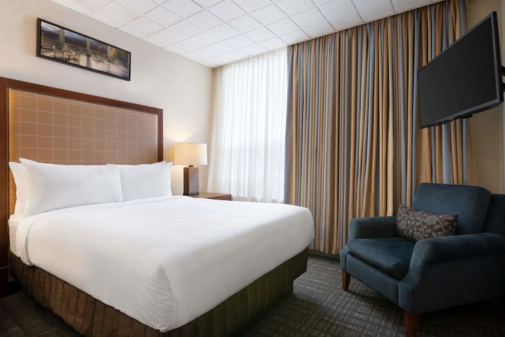 Фото Travelodge by Wyndham Whitecourt Conference Centre & Suites