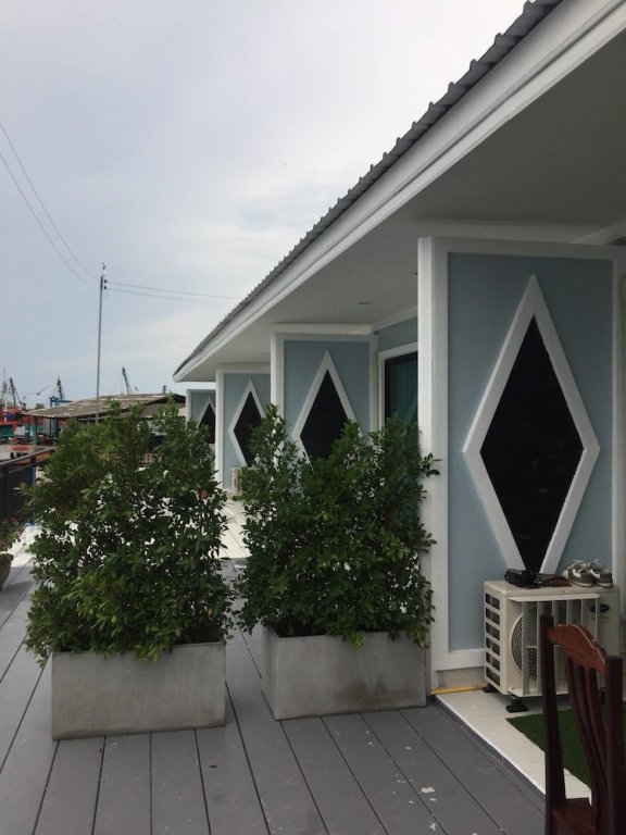 Фото Chaiyai River Front Hotel