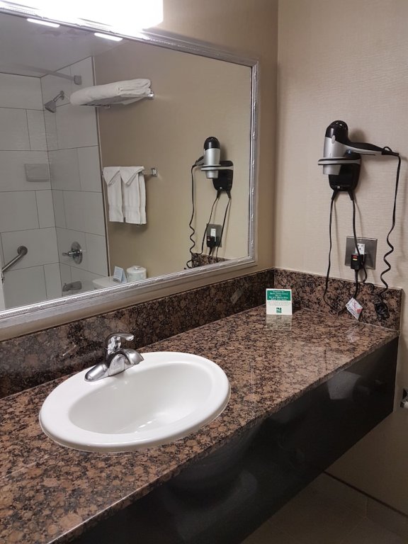 Фото Quality Inn Downtown Inner Harbour