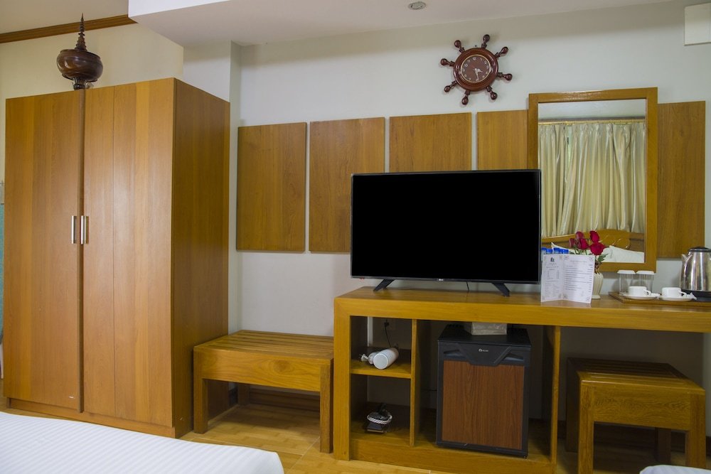 Фото Ten Mile Hotel