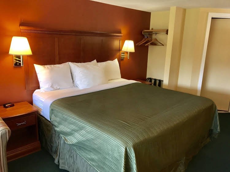 Фото Swiss Chalets Village Inn