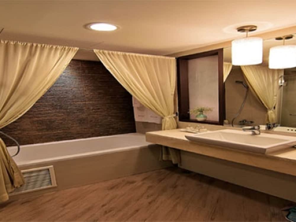 Фото Zhelter'BKK - Hostel