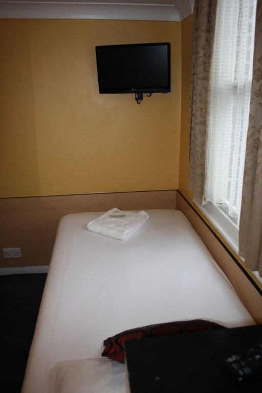 Фото Tudor Court Hotel