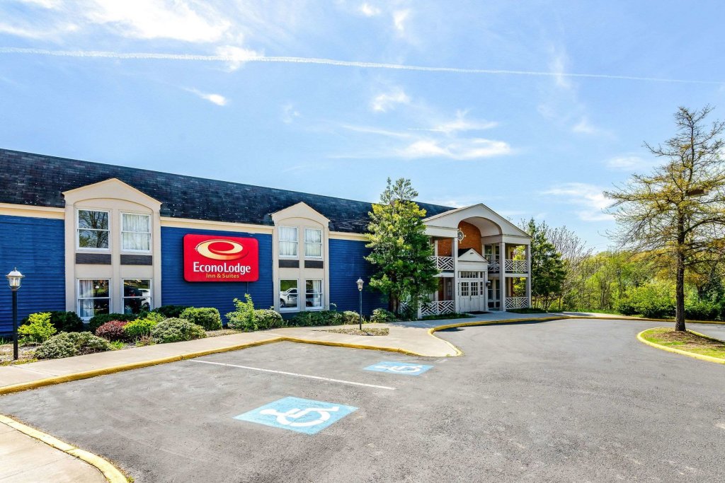 Фото Econo Lodge Inn & Suites Radford-Blacksburg Area