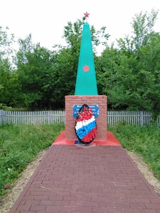 Воинам, павшим в годы Великой Отечественной войны (Samara Region, Krasnoarmeyskiy rayon, selskoye poseleniye Kuybyshevskiy, posyolok Kuybyshevskiy) ، نصب تذكاري للحرب، مقبرة جماعية