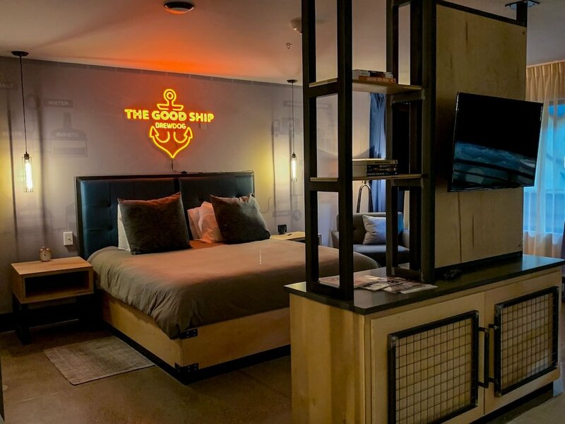 Гостиница DogHouse Hotel and Brewery