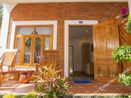 Фото Little Garden Bungalow