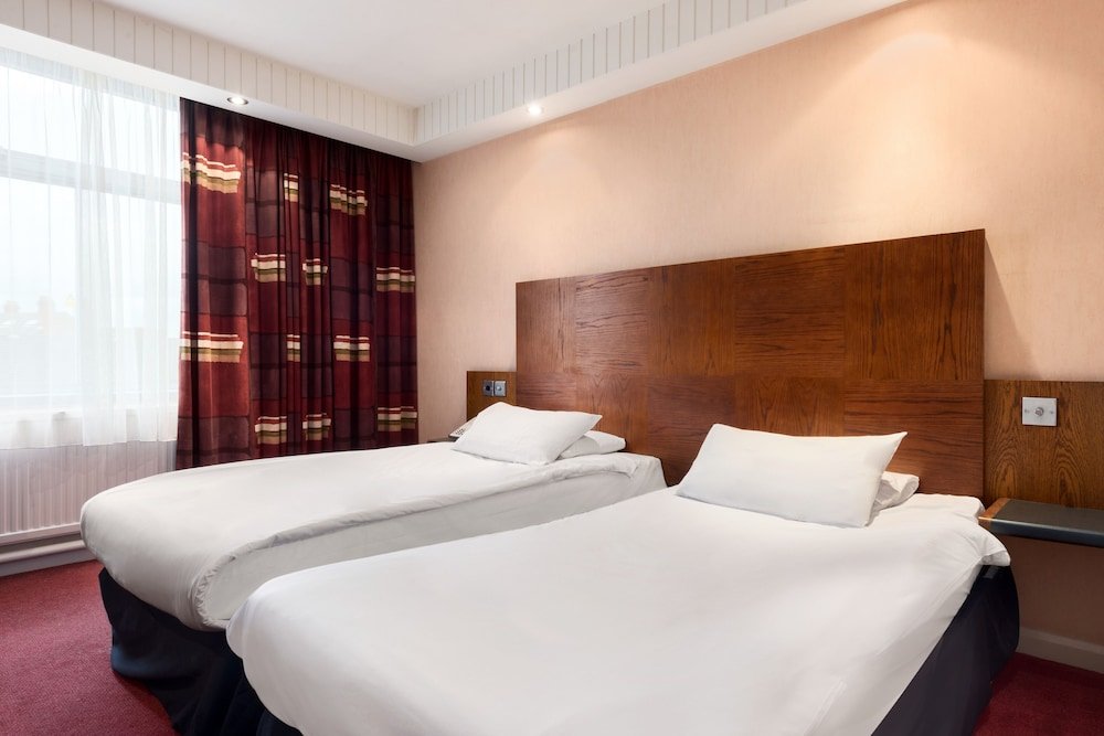 Фото Ramada by Wyndham Loughborough Hotel