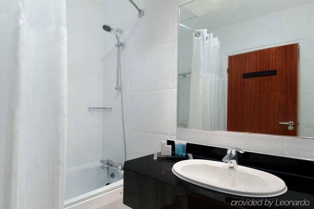 Фото DoubleTree by Hilton Bristol North