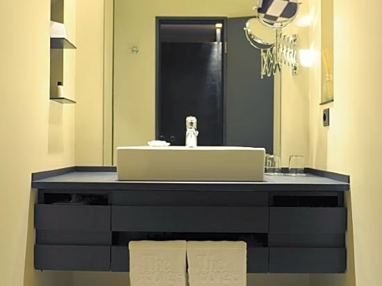 Фото The George Hotel