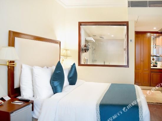 Фото Hotel The Royal Plaza