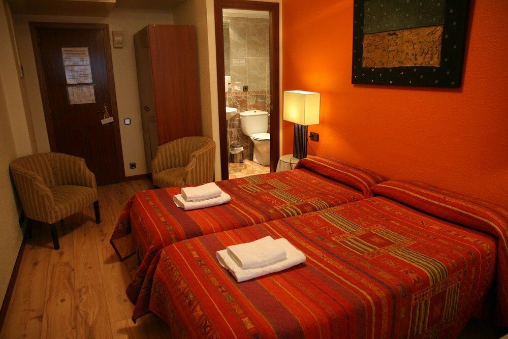 Hotel Hostal Acella, Pamplona, photo