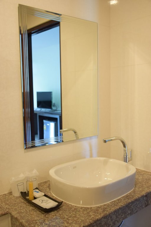 Фото Peak Boutique City Hotel