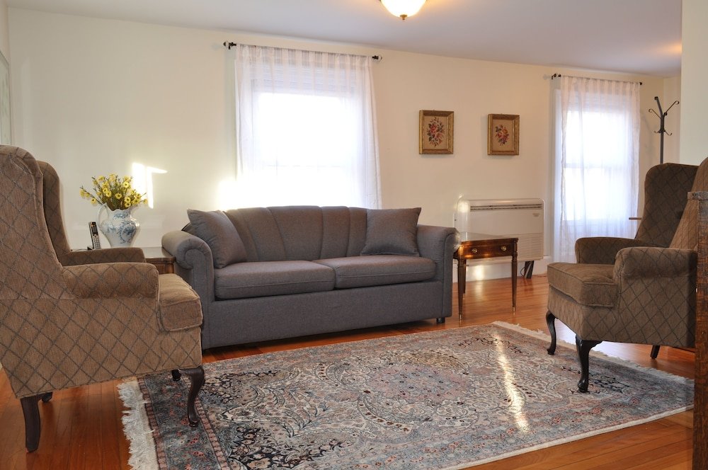 Фото Holman's Heritage Suites