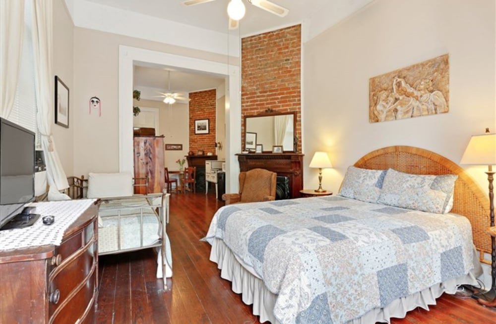 Фото Garden District B&b