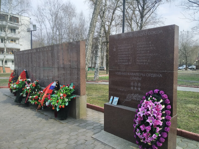 Anıt, heykel Мемориальный комплекс памяти долгопруднинцев погибших в Великой Отечественной войне - Скорбящая мать, Dolgoprudny, foto