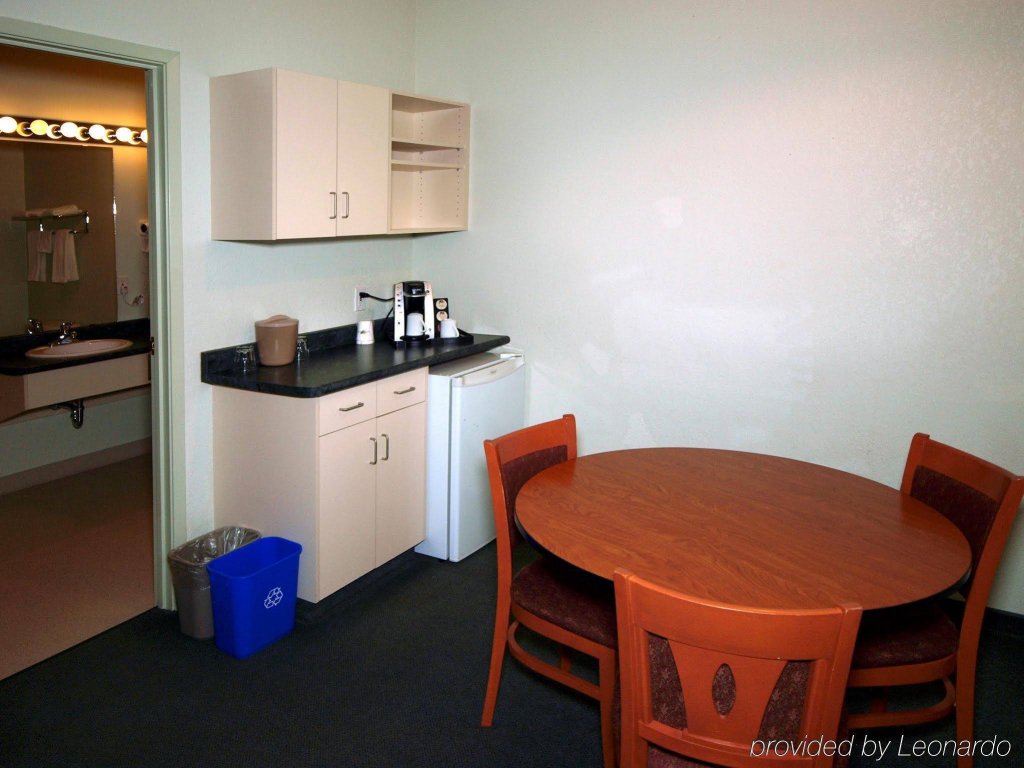 Фото Super 8 by Wyndham Dauphin