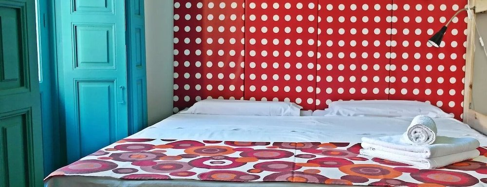 Фото Sevilla Kitsch Hostel Art