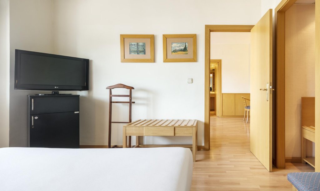 Фото Hotel Ilunion Romareda