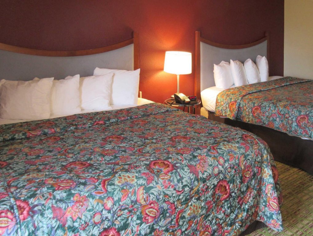 Фото Rodeway Inn & Suites