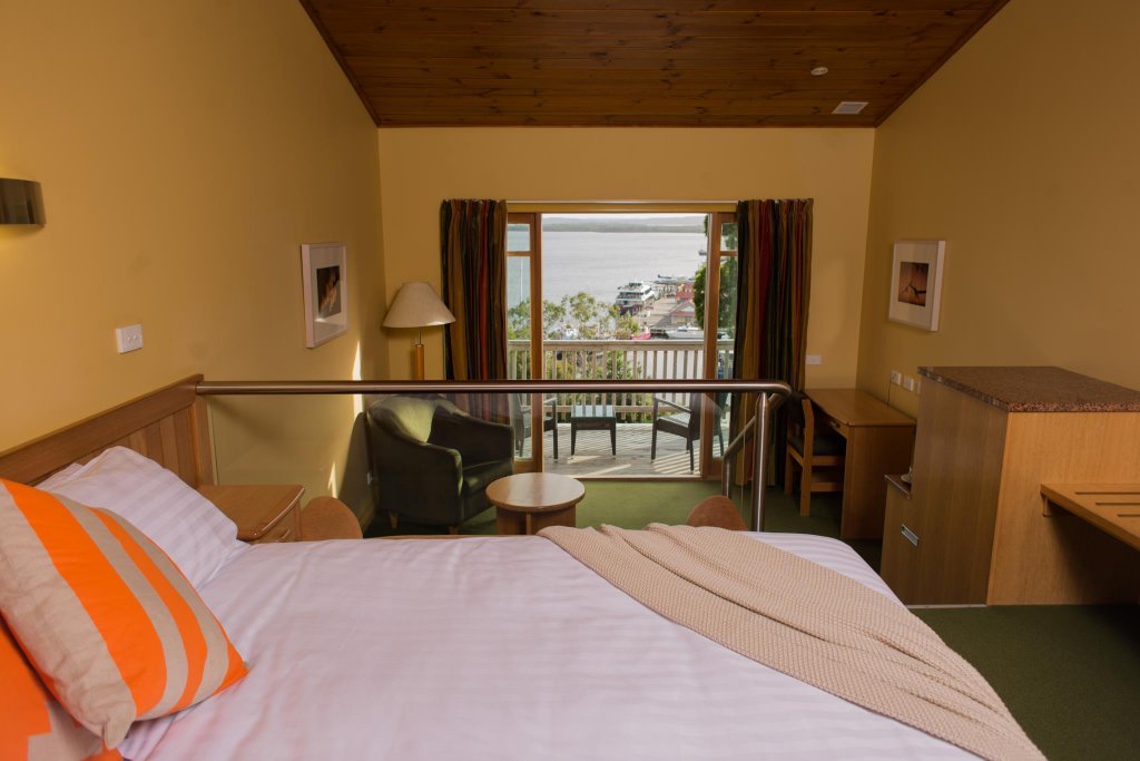 Фото Strahan Village