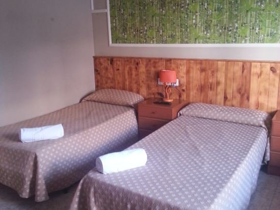 Фото Hostal Isla Cristina Mataró