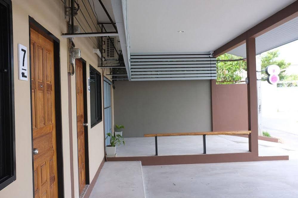 Фото Warm Well Hostel Kanchanaburi