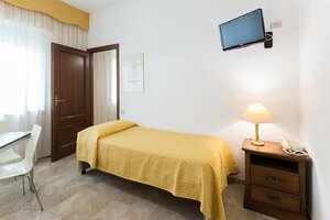 Sasso Hotel & Residence (Диано-Марина, Via Biancheri, 17), гостиница в Диано‑Марине
