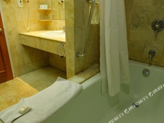 Фото Surabaya Suites Hotel Powered by Archipelago