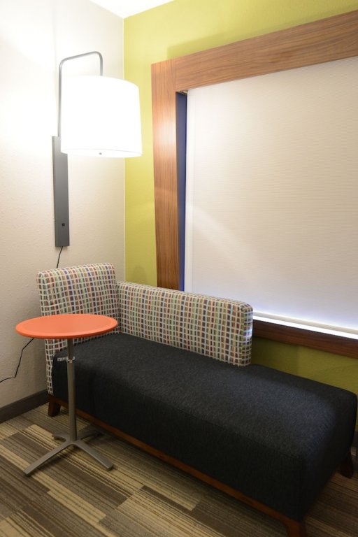 Фото Holiday Inn Express & Suites Chicago North Shore - Niles, an Ihg Hotel