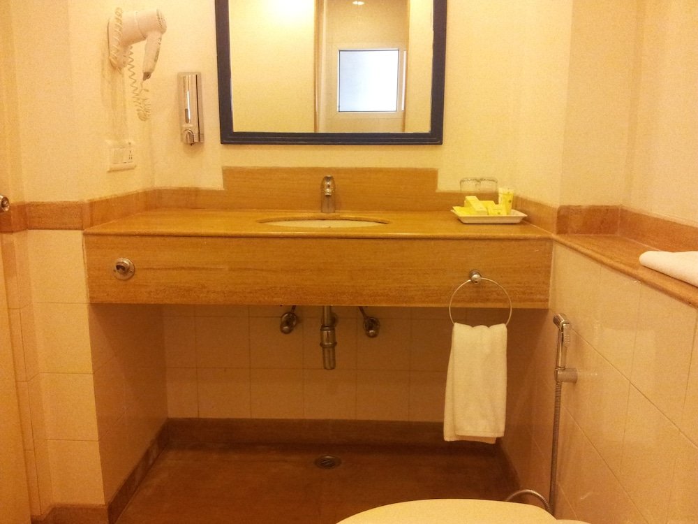 Фото Lemon Tree Amarante Beach Resort, Goa