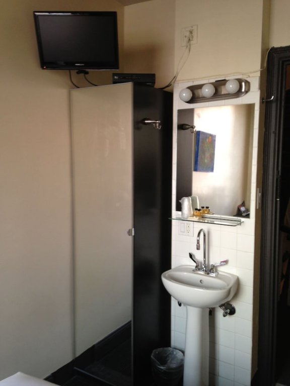 Фото Colonial House Inn