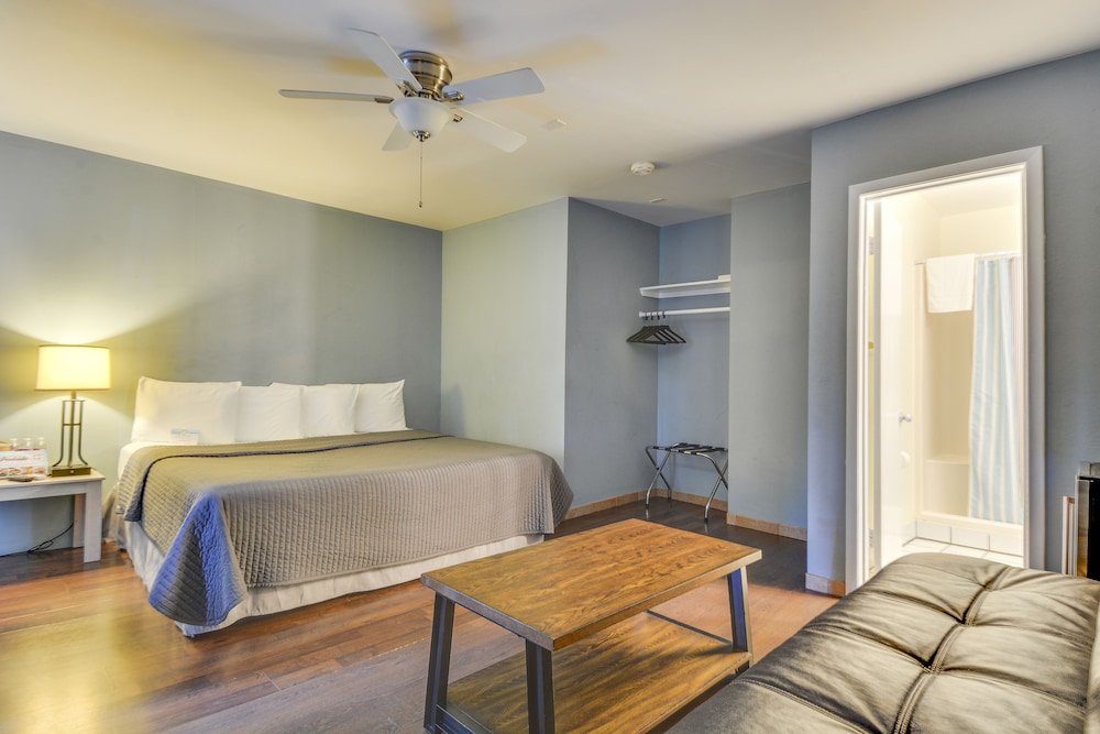 Фото Upper Deck Hotel and Bar - Adults Only