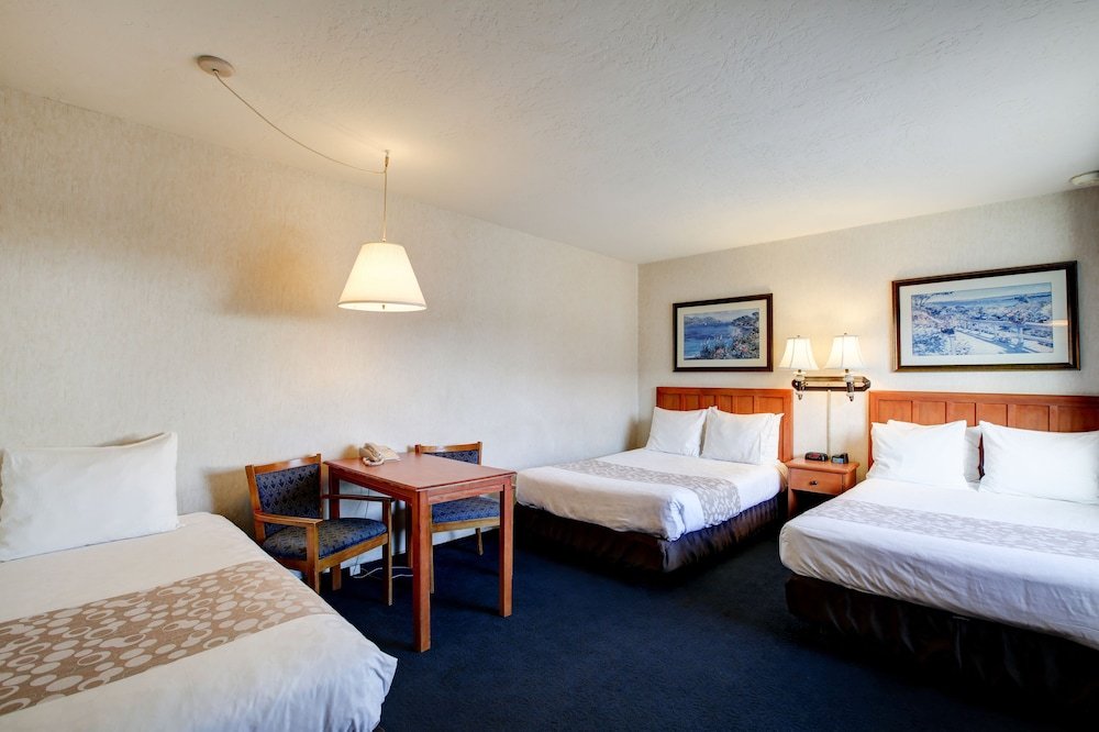 Фото Newport Channel Inn