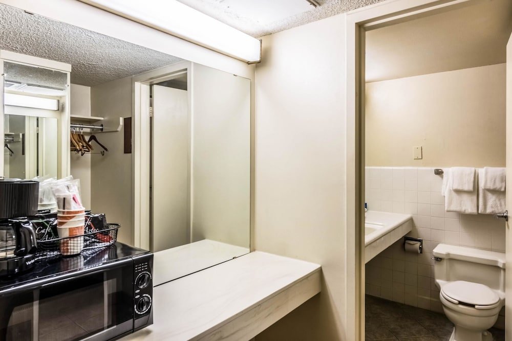 Фото Rodeway Inn & Suites