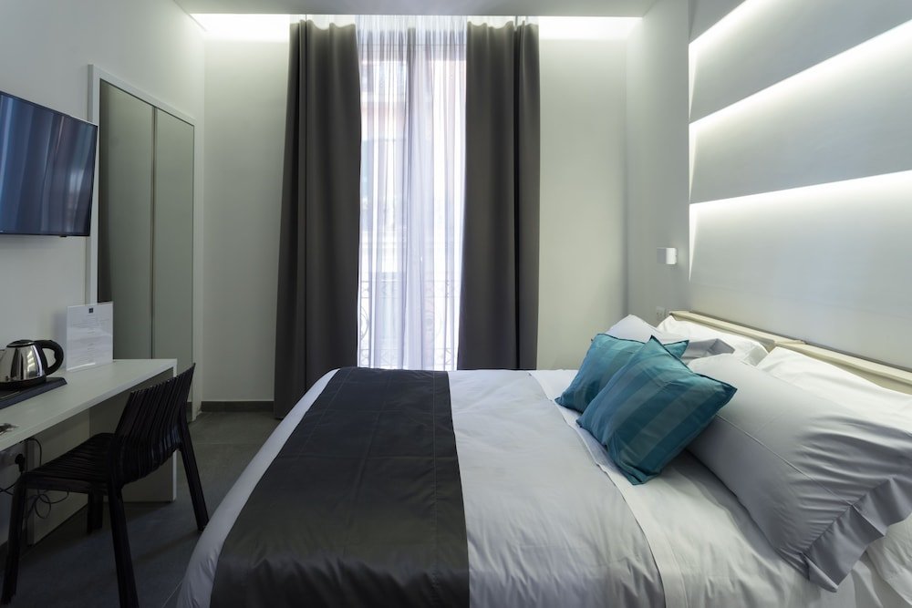 Фото Twice - Naples Duomo